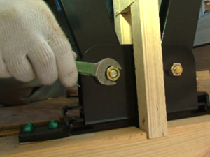 ボルト・ナットの本締め作業の様子